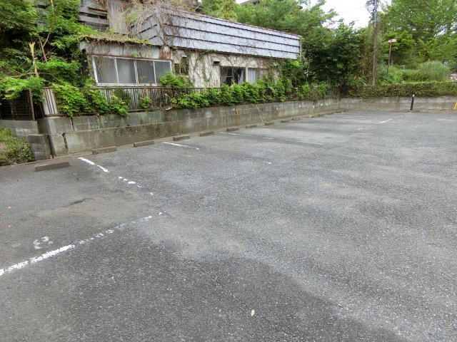 ヴィラ・レイクサイドの駐車場
