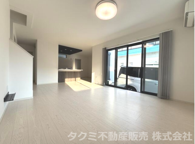 神戸市垂水区霞ヶ丘　中古一戸建　築浅の居間・リビング