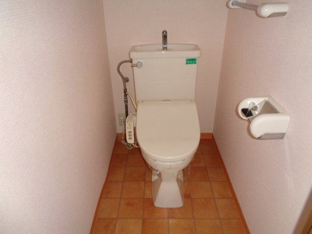 八戸市長根１丁目のアパートのトイレ