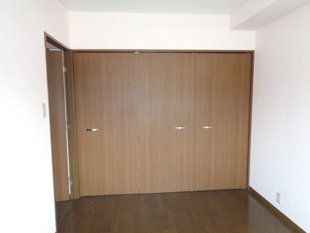 八戸市長根１丁目のアパートの洋室