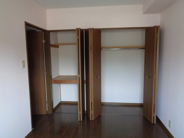 八戸市長根１丁目のアパートの収納