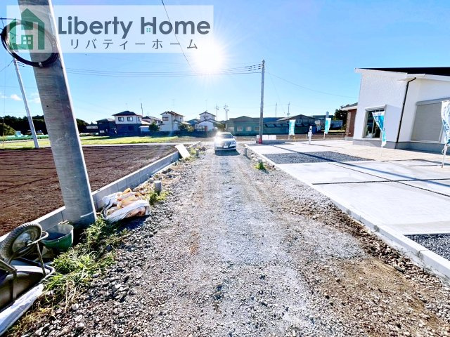 石岡市茨城1期　新築戸建　2号棟の前面道路含む現地写真