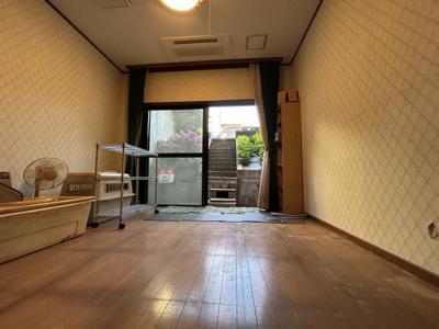 【その他】 | 東京都武蔵村山市神明３丁目 | 12帖ある防音室　グランドピアノも置けます
外からも室内からもアクセスできる地下室