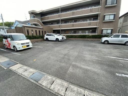 グランメール竹内の駐車場