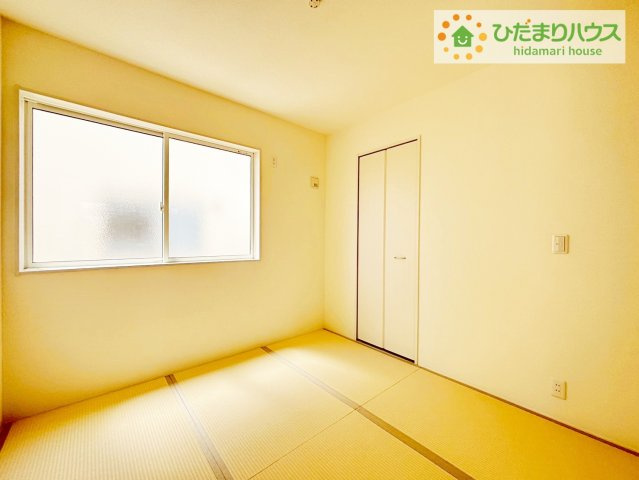いわき市内郷高坂町2丁目第2　新築戸建　2号棟の和室|リビング横には、お子様の遊び場にもなる和室が隣接。小さなお子さまにはフローリングよりもやわらかい畳の方が安心です♪