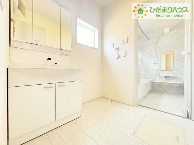 いわき市内郷高坂町2丁目第2　新築戸建　2号棟の独立洗面台|"三面鏡の大きな鏡は憧れます(^^♪
鏡の後ろは収納となっていて、細かいものでも収納できるのでスッキリと整理できます！"