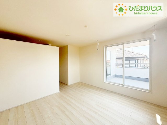 いわき市内郷高坂町2丁目第2　新築戸建　2号棟の寝室|バルコニーに面していて、たっぷり光りの入る明るい主寝室です！