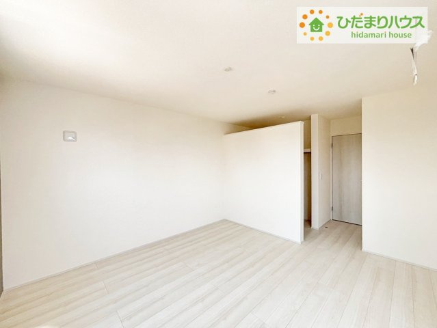いわき市内郷高坂町2丁目第2　新築戸建　2号棟の寝室|天井の高い主寝室。ゆっくりと過ごせる大人のくつろぎ空間！