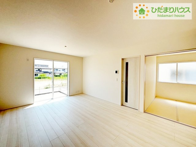 いわき市内郷高坂町2丁目第2　新築戸建　2号棟の居間・リビング|"南側にお庭があり、明るく開放感のあるリビング。
昼間は、電気いらずでエコ+節約にもなります。"
