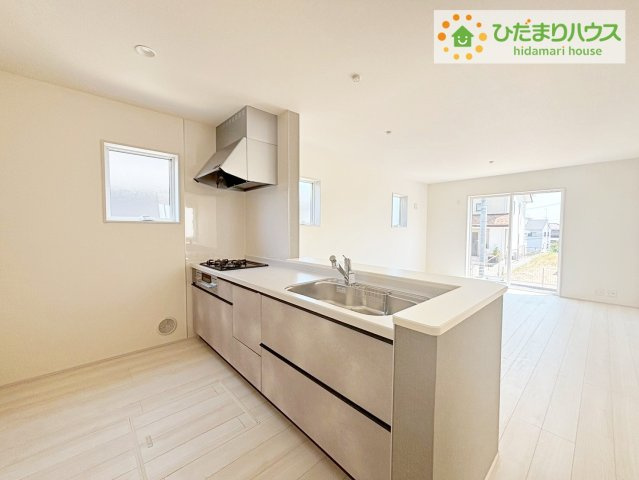 いわき市内郷高坂町2丁目第2　新築戸建　2号棟のキッチン|料理をしながらでも、ご家族との会話を楽しめる対面式キッチン