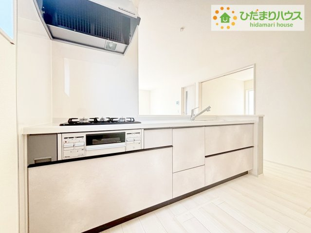 いわき市内郷高坂町2丁目第2　新築戸建　2号棟のキッチン|3口コンロでお料理する時間も短くなりそうですね(*‘∀‘)