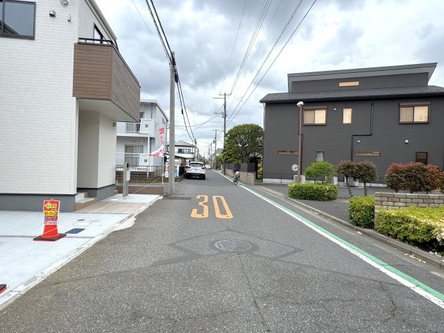 松戸市五香３丁目新築戸建【高木第二小学校：8分】の前面道路含む現地写真|東側前面道路・幅員約5.7ｍ