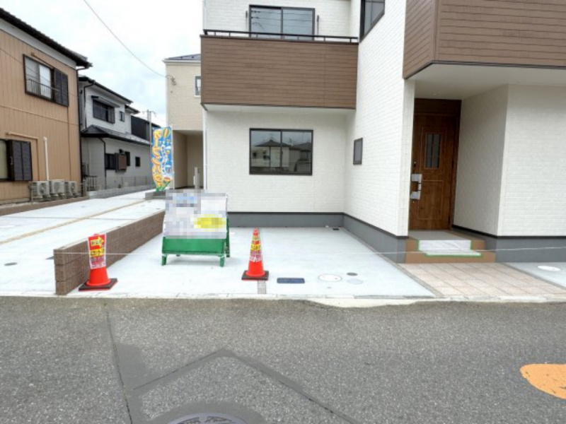 松戸市五香３丁目新築戸建【高木第二小学校：8分】の駐車場|1号棟駐車スペース・並列２台駐車可