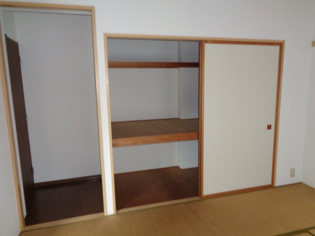 八戸市長根１丁目のアパートの収納