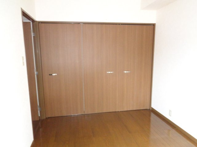 八戸市長根１丁目のアパートの洋室