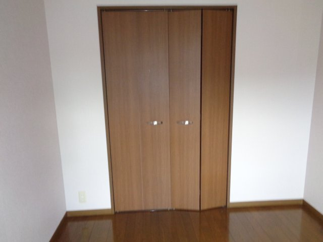 八戸市長根１丁目のアパートの洋室
