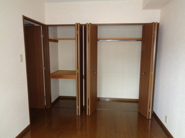 八戸市長根１丁目のアパートの収納