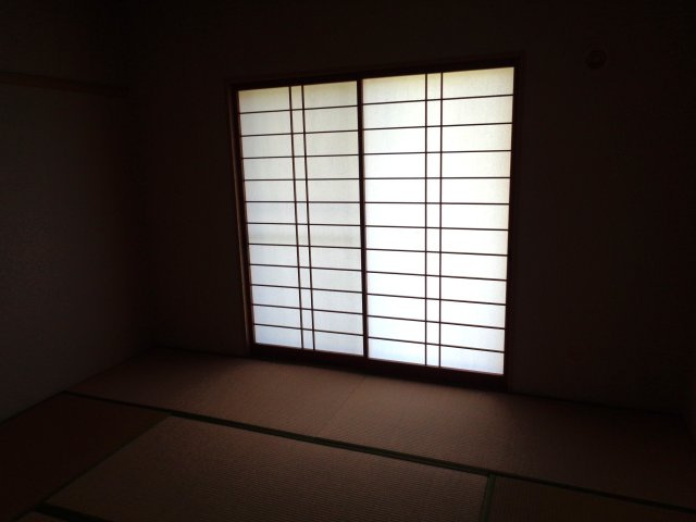 八戸市長根１丁目のアパートの和室