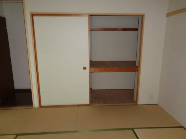 八戸市長根１丁目のアパートの収納