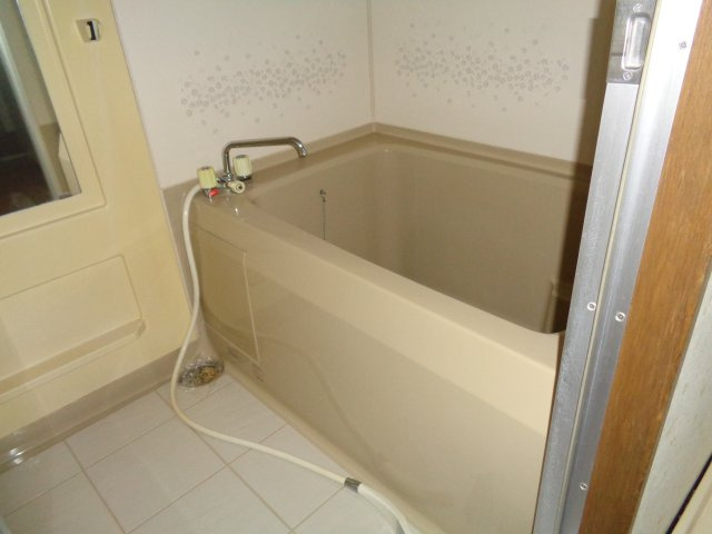 八戸市長根１丁目のアパートの浴室