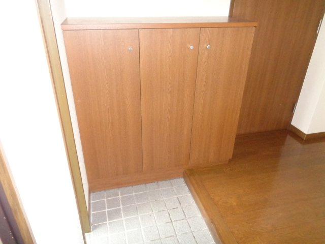 八戸市長根１丁目のアパートの玄関