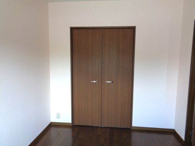 八戸市長根１丁目のアパートの洋室