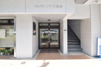 【エントランス】 | お客様を、そして住人を出迎えてくれるマンションのエントランス。ゴミが落ちていないことからも、管理状態の良さや住民の節度の高さが見て取れます。～即日のご見学可能～　お問合せはお気軽にどうぞ。
