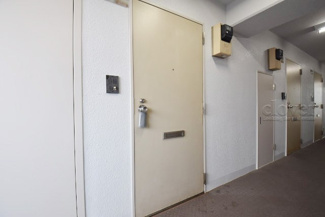 【その他共用部分】 | 皆様をお迎えする、お部屋の玄関ドア。開けやすさや開放角度、ドアノブの操作しやすさや鍵の形状などを、現地で一度ご確認ください。～即日のご見学可能～　お問合せはお気軽にどうぞ。
