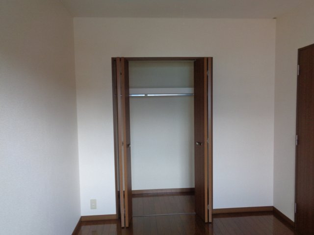 八戸市長根１丁目のアパートの収納