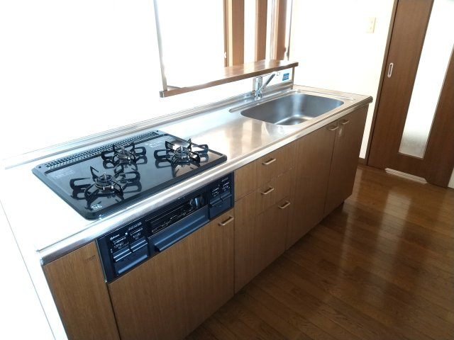 八戸市長根１丁目のアパートのキッチン