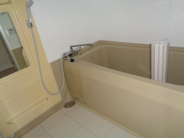 八戸市長根１丁目のアパートの浴室