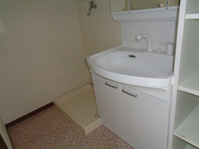 八戸市長根１丁目のアパートの洗面所