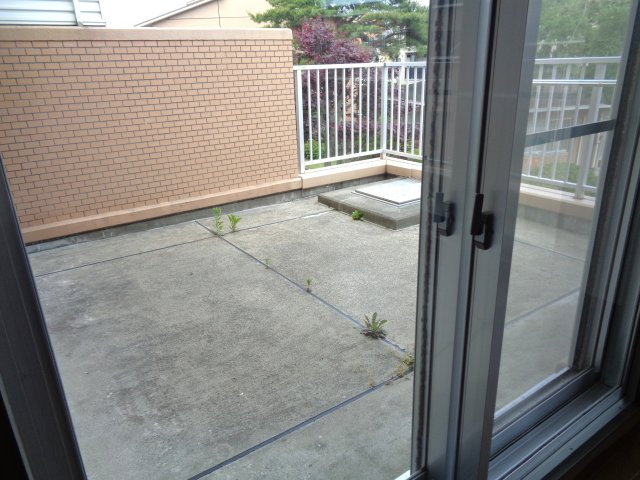 八戸市長根１丁目のアパートのバルコニー