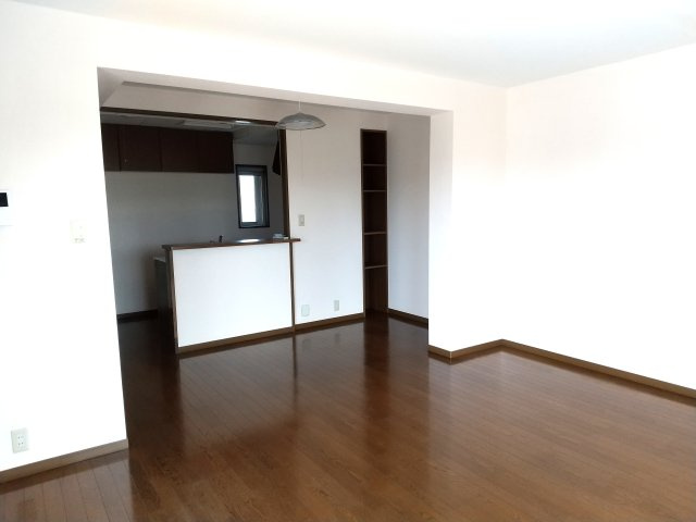 八戸市長根１丁目のアパートの居間・リビング