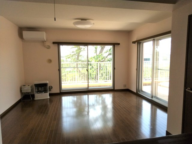 八戸市長根１丁目のアパートの居間・リビング