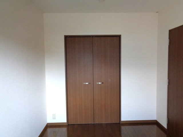 八戸市長根１丁目のアパートの洋室