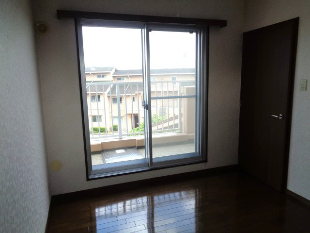 八戸市長根１丁目のアパートの洋室