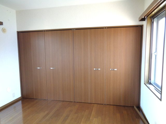 八戸市長根１丁目のアパートの洋室