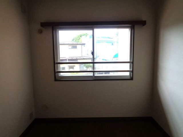 八戸市長根１丁目のアパートの洋室