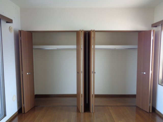 八戸市長根１丁目のアパートの収納