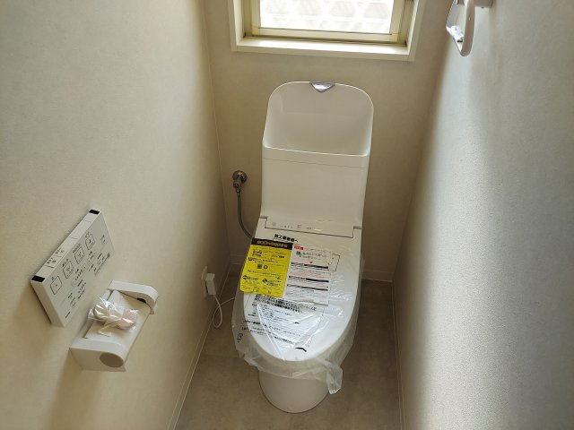 宝塚市今里町一戸建のトイレ|1階トイレ　温水洗浄便座付き