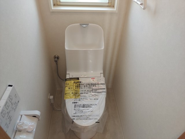 宝塚市今里町一戸建のトイレ|2階トイレ　温水洗浄便座付き