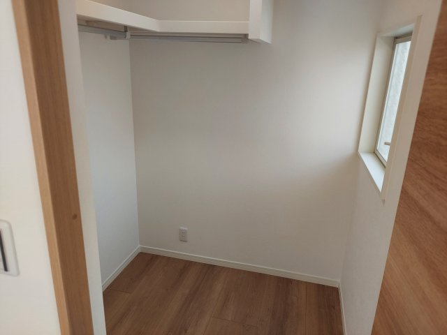 宝塚市今里町一戸建の収納|２階洋室約5.5帖東側　納戸