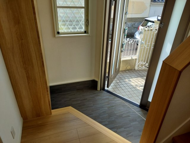 宝塚市今里町一戸建の玄関