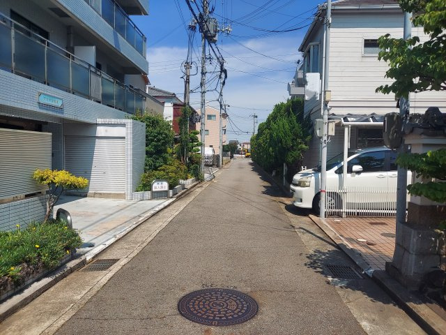 宝塚市今里町一戸建の前面道路含む現地写真