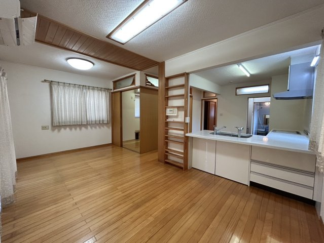 倉敷市浜ノ茶屋売家の居間・リビング|リビング約10.55帖　