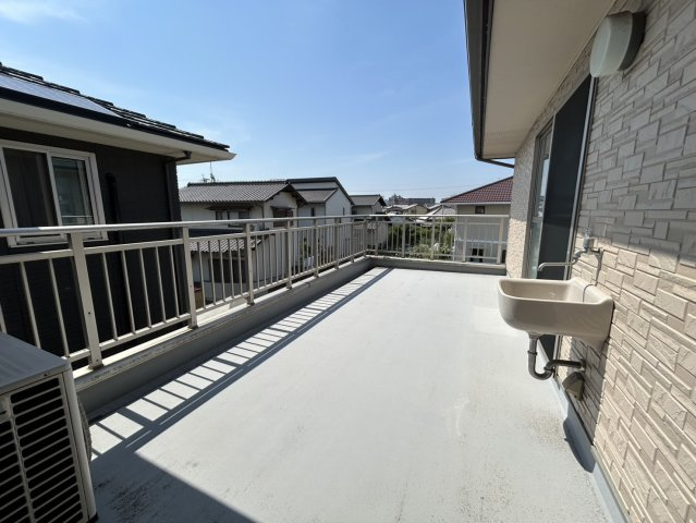 倉敷市浜ノ茶屋売家のバルコニー|約10.3帖もあるバルコニー　スロップシンク付き