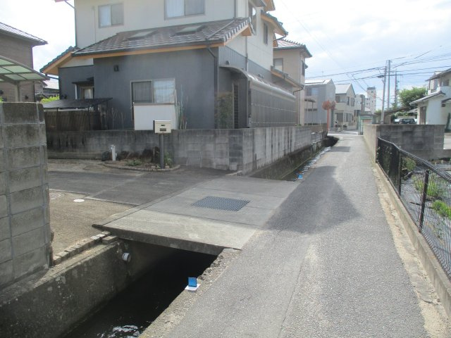 倉敷市浜ノ茶屋売家のその他|前面道（5ｍ幅橋梁あり）