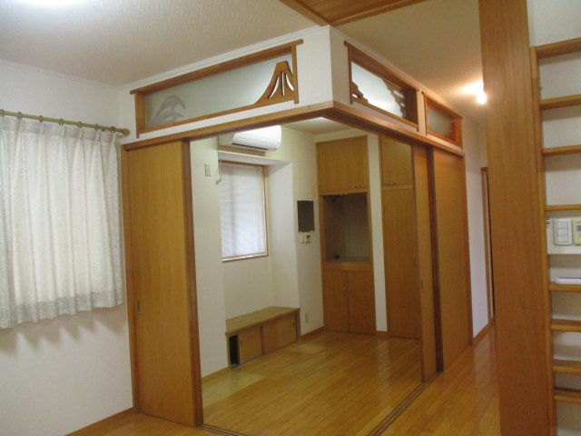 倉敷市浜ノ茶屋売家の洋室|リビングに隣接した洋室　書斎スペースとして利用も可能　床暖房あり