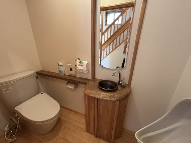 倉敷市浜ノ茶屋売家のトイレ|1Fトイレ　手洗い器、男性用小便器付き